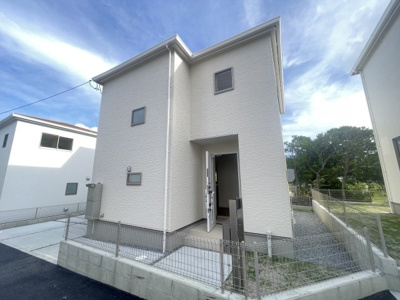 【外観】 | 南城市知念久手堅（全5棟）4号棟 | 4号棟　並列駐車2台可♪