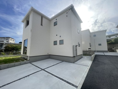 【外観】 | 南城市知念久手堅（全5棟）4号棟 | 4号棟　並列駐車2台可♪