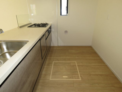 【キッチン】 | 川越市的場　4LDK＋駐車３台可新築戸建 | 洗濯機置き場　床下収納