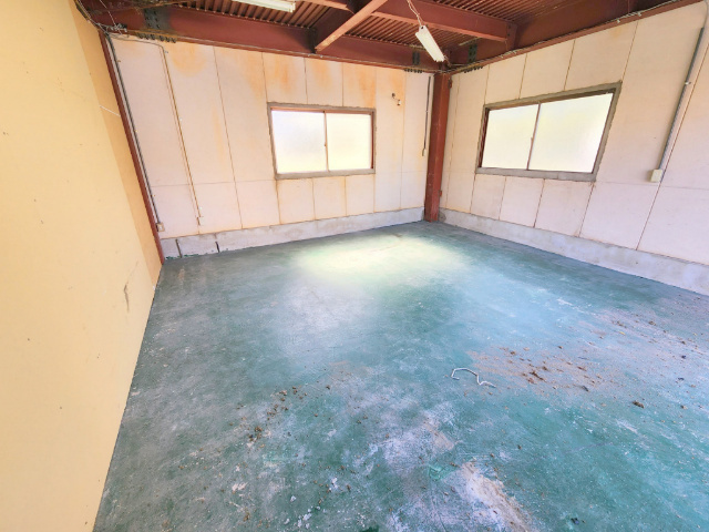 生駒市小明町の倉庫の内装