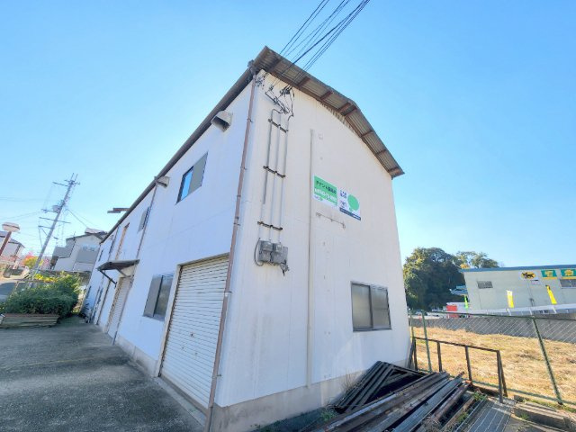 生駒市小明町の倉庫の外観