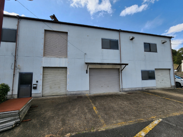 生駒市小明町の倉庫の駐車場