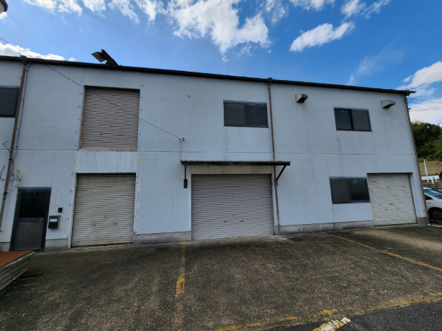生駒市小明町の倉庫の駐車場