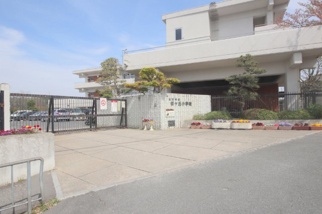 生駒市小明町の倉庫の周辺|小学校「生駒市立桜ケ丘小学校まで565m」