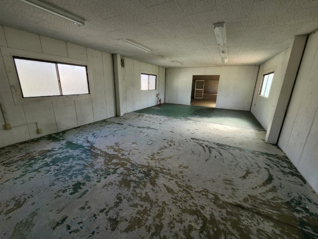 生駒市小明町の倉庫の内装
