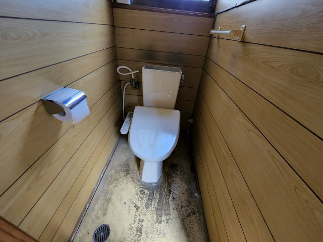 生駒市小明町の倉庫のトイレ