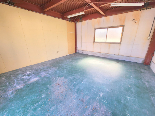 生駒市小明町の倉庫の内装