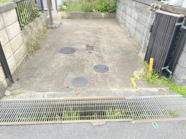 北信貴ケ丘2丁目貸家の駐車場