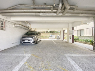 【駐車場】 | マンションの駐車場スペース。空きの有無や駐車料金、サイズ規定などについては、改めてお問い合わせください。～即日のご見学可能～　お問合せはお気軽にどうぞ。