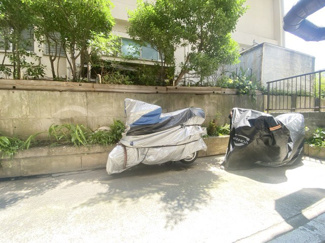 【駐車場】 | バイク置き場。空き区画の有無や駐輪料金、サイズおよび排気量規定などについては、改めてお問い合わせください。～即日のご見学可能～　お問合せはお気軽にどうぞ。