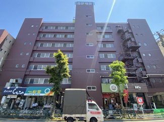 【外観】 | 手入れの行き届いた外壁やエントランスなど、「見ればわかる」レベルで清潔感を保ったマンションです。築年数を感じさせない姿で皆様をお出迎えします。～即日のご見学可能～　お問合せはお気軽にどうぞ。