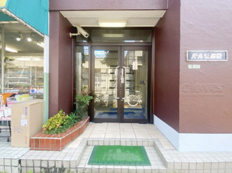 【エントランス】 | お客様を、そして住人を出迎えてくれるマンションのエントランス。ゴミが落ちていないことからも、管理状態の良さや住民の節度の高さが見て取れます。～即日のご見学可能～　お問合せはお気軽にどうぞ。