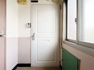 【その他共用部分】 | 皆様をお迎えする、お部屋の玄関ドア。開けやすさや開放角度、ドアノブの操作しやすさや鍵の形状などを、現地で一度ご確認ください。～即日のご見学可能～　お問合せはお気軽にどうぞ。
