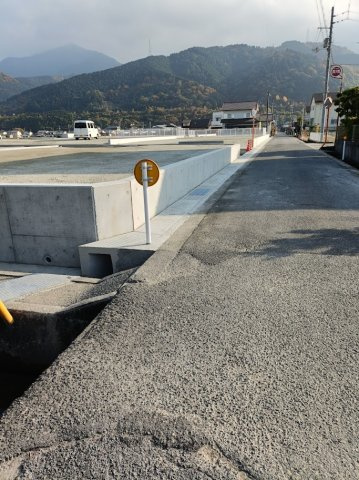 春日町エコタウンの前面道路含む現地写真