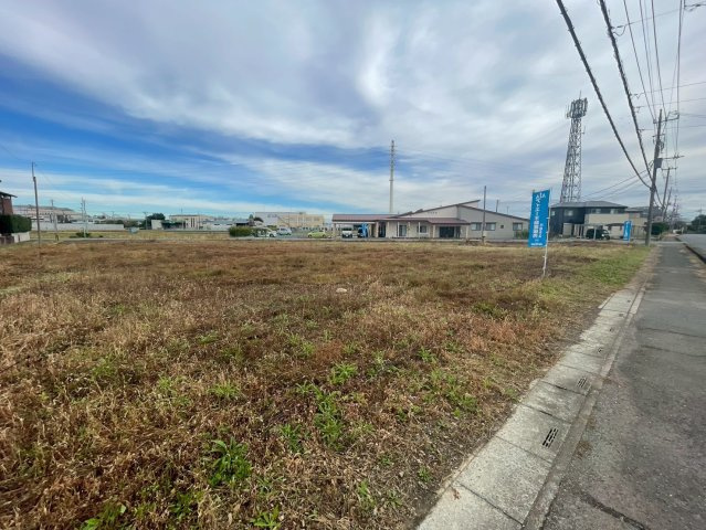土地　川越市鹿飼 の前面道路含む現地写真|間口が広く車の出し入れもスムーズに行うことができます