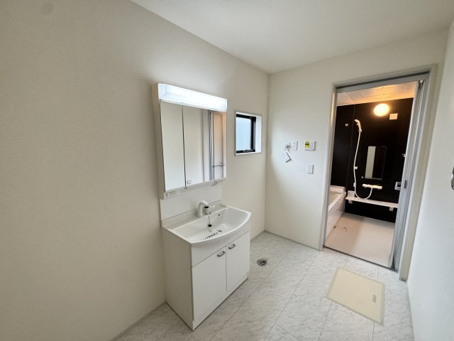 リーブルガーデンS  前橋茂木町第３　６号棟（平屋）の独立洗面台|シャワー水栓付き洗面台で朝の身支度もバッチリです！
洗面台には収納スペースもあり洗面室もすっきり片付きますよ！