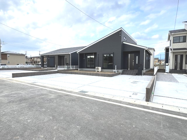 リーブルガーデンS  前橋茂木町第３　６号棟（平屋）の駐車場|駐車場も広々しています。並列４台駐車可能です！前面道路も広く車の出し入れもしやすいですよ！