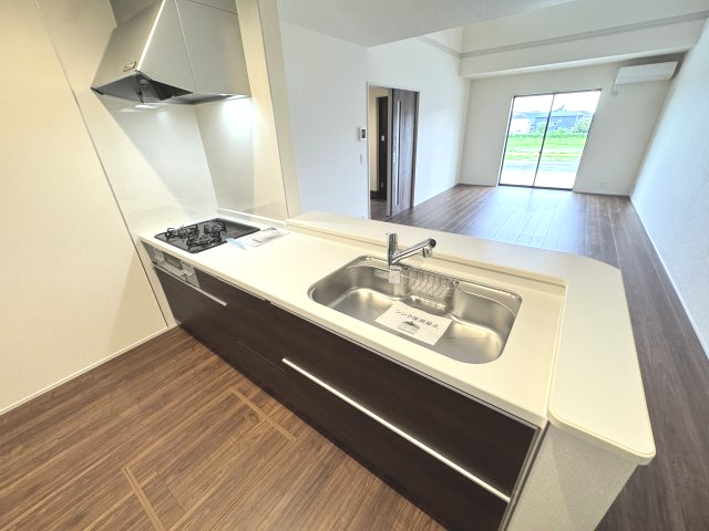 リーブルガーデンS  前橋茂木町第３　６号棟（平屋）のキッチン|人気のカウンターキッチン採用です☆
コンロも３口ご用意しています！調理スペースも広くストレスなくお料理できます。
浄水器つきなので美味しいお水も飲めますよ♪