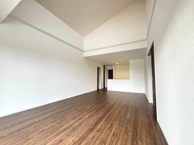 リーブルガーデンS  前橋茂木町第３　６号棟（平屋）の居間・リビング|21帖広々リビング♪人気の対面式キッチンを配した空間はお好みの家具も合わせやすく、家族がくつろぐ快適な空間造りをサポート。窓からは明るい陽光が差し込みます。