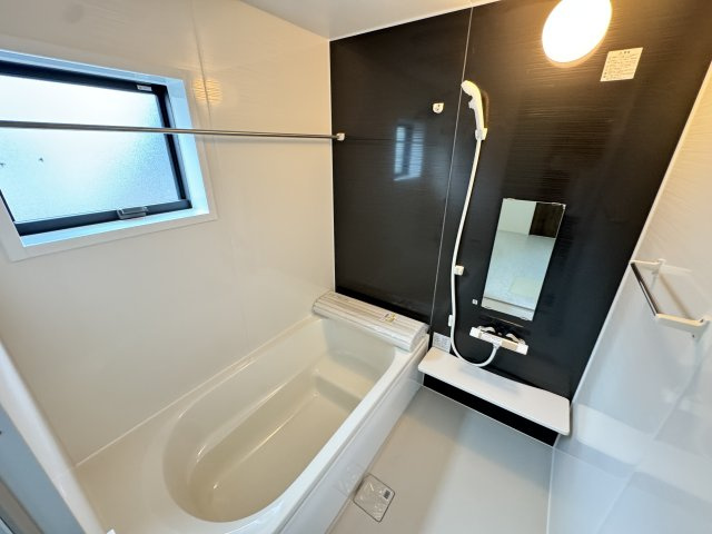 リーブルガーデンS  前橋茂木町第３　６号棟（平屋）の浴室|１坪タイプのフルオートバスです！
足を延ばして入れる広さなので一日の疲れも癒されますよ♪
室内物干しや浴室乾燥機もあるのでお天気の悪い日にはランドリースペースとしてもご利用できます！