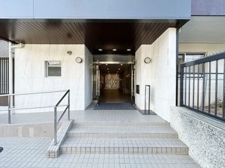 【エントランス】 | お客様を、そして住人を出迎えてくれるマンションのエントランス。ゴミが落ちていないことからも、管理状態の良さや住民の節度の高さが見て取れます。～即日のご見学可能～　お問合せはお気軽にどうぞ。
