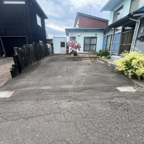 登別市新川町3丁目8-5戸建の駐車場