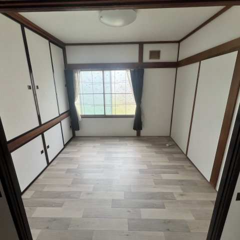 登別市新川町3丁目8-5戸建の洋室