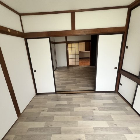 登別市新川町3丁目8-5戸建の洋室