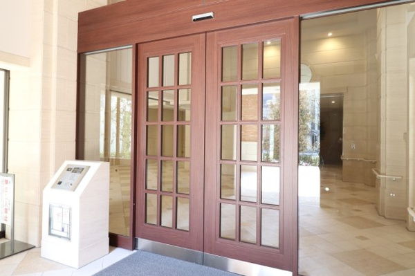 【エントランス】 | 【エントランス】木材でできた格子扉が迎える、優しい雰囲気のエントランス入口です。