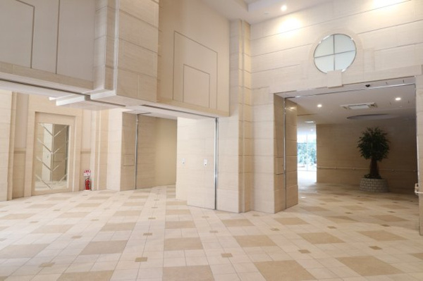 【エントランス】 | 【エントランスホール】くつろぎ感と上品さを揃えた、二層吹き抜けのエントランスホールです。