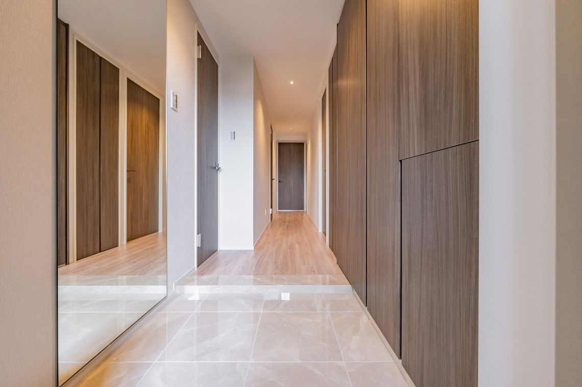 秀和青山神宮前レジデンスの玄関