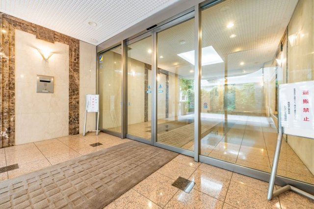 秀和青山神宮前レジデンスのエントランス