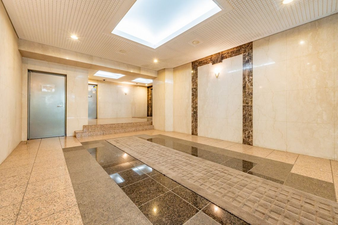 秀和青山神宮前レジデンスのエントランス