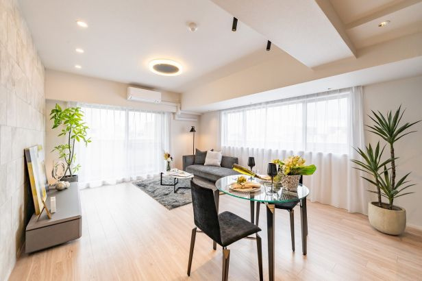 秀和青山神宮前レジデンスの居間・リビング