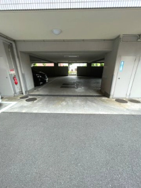 【駐車場】 | 【敷地内駐車場】自走式駐車場です！屋内パーキングなので、愛車が風雨にさらされることもありません！