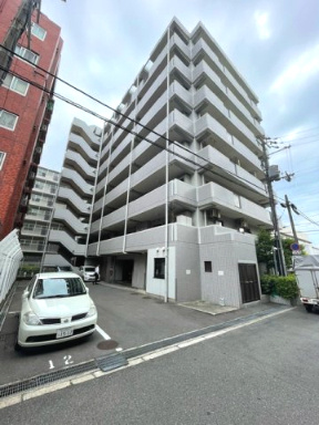 【外観】 | 【外観】各地に建つマンションです！駐車場出入口も十分なスペースがあり、車の出し入れもスムーズです！