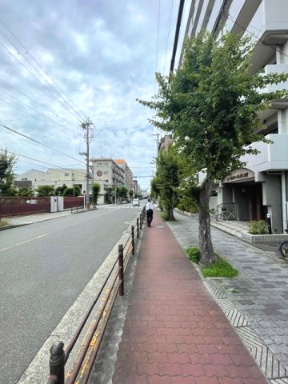 【周辺】 | 【周辺】ゆとりある歩道に面しています。きれいに整備されており、一帯がおしゃれなレンガ敷です！