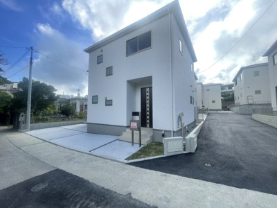 【外観】 | 南城市知念久手堅（全5棟）3号棟 | 3号棟　並列駐車2台可♪