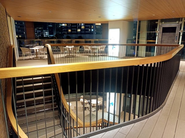 【その他共用部分】 | 【デッキ】3階コミュニティスペース前にある、豪華客船の甲板のような粋なテラス！爽やかなリバービュー！