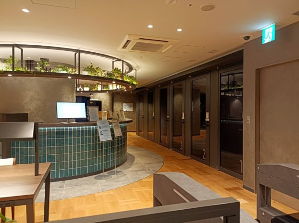 【その他共用部分】 | 【コミュニティスペース】会議室や個室も多数！リモートワークも快適に。備品の貸し出しもございます！