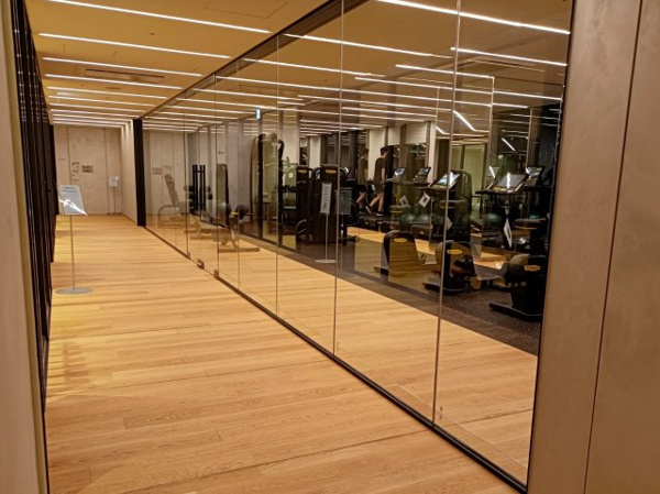 【その他共用部分】 | 【フィットネスルーム】様々な本格マシンを設置した、約90㎡の広々としたジム。24時間利用可能です！
