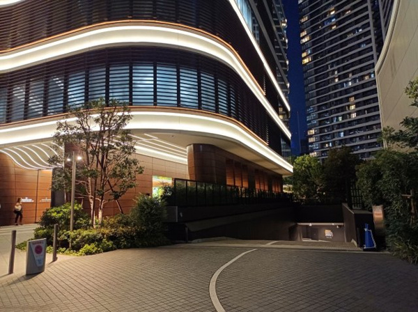 【駐車場】 | 【敷地内駐車場出入口】車寄せがあり、同乗者の乗り降りや荷物の積み下ろし、タクシーでのご帰宅にも便利！