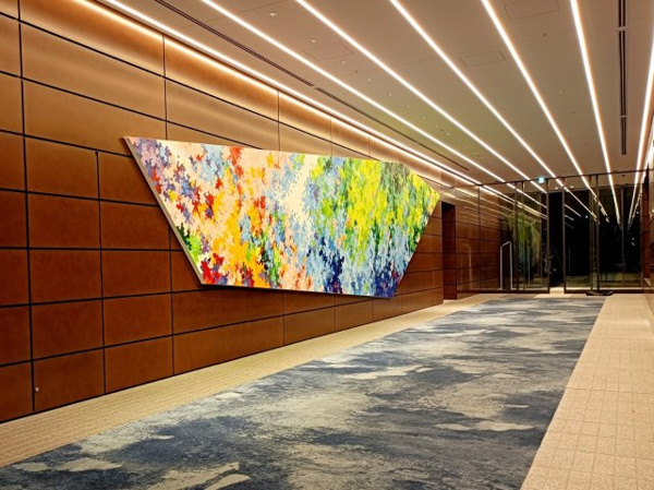 【エントランス】 | 【エントランスホール】大きなアートを飾ったエントランス。ラグジュアリーなカーペットも印象的です！