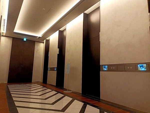【その他共用部分】 | 【エレベーターホール】ホテルライクなエレベーターホールです。モニターで内部の様子を確認でき安心です！