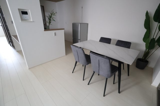 【居間・リビング】 | 《仲介手数料無料》南区大字大谷口869(33期A号棟)新築一戸建て | 撮影日 2025年10月23日 15:00 晴れ