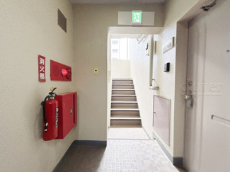【その他共用部分】 | 共用廊下です。ここもきれいに清掃されています。周囲のお部屋の様子も、ぜひ伺ってみてください。～即日のご見学可能～　お問合せはお気軽にどうぞ。