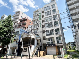 【外観】 | 手入れの行き届いた外壁やエントランスなど、「見ればわかる」レベルで清潔感を保ったマンションです。築年数を感じさせない姿で皆様をお出迎えします。～即日のご見学可能～　お問合せはお気軽にどうぞ。
