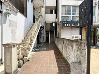 【エントランス】 | お客様を、そして住人を出迎えてくれるマンションのエントランス。ゴミが落ちていないことからも、管理状態の良さや住民の節度の高さが見て取れます。～即日のご見学可能～　お問合せはお気軽にどうぞ。