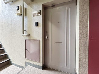 【その他共用部分】 | 皆様をお迎えする、お部屋の玄関ドア。開けやすさや開放角度、ドアノブの操作しやすさや鍵の形状などを、現地で一度ご確認ください。～即日のご見学可能～　お問合せはお気軽にどうぞ。