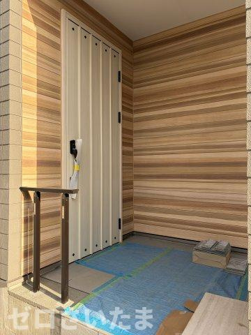 《仲介手数料無料》南区大字大谷口869新築一戸建ての玄関|撮影日 2025年10月23日 15:15 晴れ